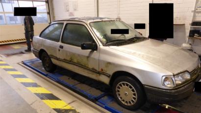 Bild: Polizei Dortmund
Mit Moos bewachsen und auch so in einem schlechten Zustand: Nach der Kontrolle wurde der Ford außer Betrieb genommen.