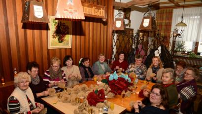 Bild: bey
Eine muntere Runde hilfsbereiter Pleysteinerinnen bindet die Papierrosen für den Prinzenwagen. Zweite Bürgermeisterin Andrea Lang besuchte den illustren Kreis und reihte sich in die Helferschar ein.