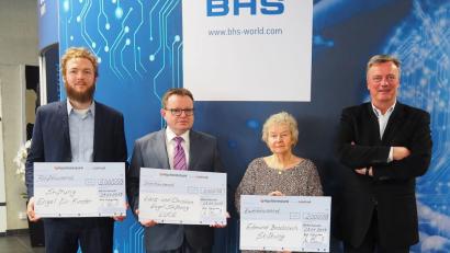 Bild: Bühner
10.000 Euro für drei Stiftungen: BHS-Geschäftsführer Christian Engel (rechts)
überreichte drei Spenden an (von links) Johannes Zeck (Stiftung Engel für Kinder), Professor Erich Bauer
(Luce) und Helga Bradatsch (Edmund-Bradatsch-Stiftung)