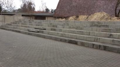 Bild: u
Die Zuschauer der 8. Hirschauer Festspiele können auf einer neuen Tribüne Platz nehmen. Sechs Sitzreihen mit 240 Plätzen sind bereits fertig.