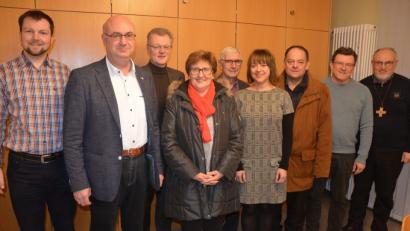 Bild: jr
Die beiden ausgeschiedenen Kirchenverwaltungsmitglieder und die neu gewählten Kirchenverwaltungsmitglieder stellten sich im Pfarrhof zu einem Bild. Christa Ott und Karl-Heinz Gleißner schieden nach jahrzehntelangen Einsatz für die Pfarrei aus. Unser Bild zeigt (von links) Dr. Klaus Helm, Kirchenpfleger Wolfgang Hecht, Gerhard Freundl, Christa Ott, Wilhelm Forster, Christine Ernstberger, Bernhard Brandl, Karl-Heinz Gleißner und Stadtpfarrer Anton Witt.