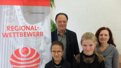Bild: exb
Anna Haberkorn (Klarinette) und Honie Whitted (von links) freuen sich mit ihren beiden Lehrkräften Margit Sollfrank und Erwin Jahreis über den Erfolg der ersten musikalischen Kooperation der Musikschulen Marktredwitz und Tirschenreuth.