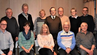 Bild: rgr
Pfarrer Bernhard Müller (Mitte) bedankte sich für die Arbeit in der Kirchenverwaltung und freut sich, dass das Gremium der Grafenwöhrer Kirchenverwaltung wieder komplett ist. Das Bild zeigt Frank Neubauer, Irene Werner, Anita Heßler, Josef Panzer und Hans Reichl (sitzend, von links sitzend) sowie Robert Denk, Reinhard Kraus, Markus Walberer, Hildegard Haupt, Stefan Brunner, Elisabeth Pawlik-Müller, Paul Reichenberger und Reinhard Aumüller (stehend, von links).