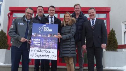 Bild: Houschka
Die Big Band der Bundeswehr gastiert am Dienstag, 10. September, in Högling. Das Plakat dazu gibt es schon. Es wird präsentiert von Hauptmann Johannes M. Langendorf, Bürgermeister Christian Ziegler, Schwandorfs Landrat Thomas Ebeling, dem Unternehmerpaar Silvia und Bernd Godelmann sowie Bernhard Werner von der als Sponsor auftretenden Raiffeisenbank im Naabtal (von links).