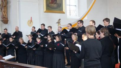 Bild: weu
Der Auftritt des Ensembles "Cantabile", das zu den besten Laienchören Bayerns zählt, ging beim Förderverein für Kirchenmusik als einer der Höhepunkte des vergangenen Jahres ein.