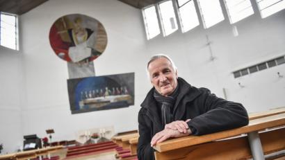 Bild: Florian Miedl
Pfarrer Josef Triebenbacher vor dem großen Altar-Fresko in der Kirche Herz Jesu. Es zeigt, dass Jesus sein Herz für die Menschen öffnet. Das ist auch das Motto für das Jubiläumsjahr.