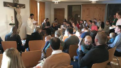 Bild: hir
Mit vielen jungen Familien feierte Pfarrer Georg Parampilthadathil im Seminarraum des Klosters einen Gottesdienst zur Tauferinnerung für alle Täuflinge der letzten zwei Jahre in der Pfarrei Pfreimd. Zur Erinnerung durften die Kinder kleine Handschmeichler in Form eines Kreuzes mit nach Hause nehmen. Beim gemeinsamen Brunch im Pfarrsaal konnten sich die Eltern noch untereinander austauschen.