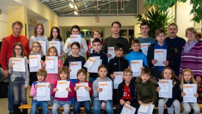 Bild: exb
Der Nachwuchs strahlt: Die Kinder und Jugendlichen erhalten für ihren sportlichen Einsatz die verdienten Urkunden.