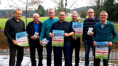 Bild: exb
Vollen Einsatz für das Volksbegehren "Rettet die Bienen" zeigt der Imker-Kreisverband mit den Ortsvorsitzenden Günter Gottsmann, Günter Mertel, Helmut Heuberger, Kreisvorsitzender Andreas Royer, Rudi Schatz, Bienenfachwart Alexander Hirschmann-Titz und Günther Haller.