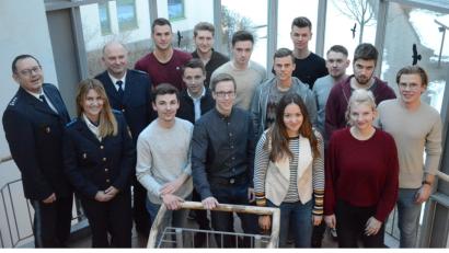 Bild: Kunz
In der Polizeiinspektion Weiden informieren sich 15 angehende Polizeibeamte über ihre Ausbildung.