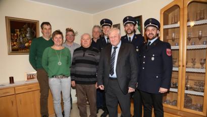 Bild: akp
Bürgermeister Johann Wilhelm (Dritter von rechts) gratuliert Johann Eckl (Vierter von links) zum Geburtstag. Glückwünsche kommen auch von einer Abordnung der Feuerwehr Weidenthal/Trichenricht, von der Katholischen Landvolk-Bewegung Weidenthal und von der Blaskapelle Pischdorf.