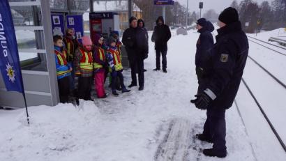 Bild: bkr
Die weiße Linie darf zu den Gleisen hin nicht überschritten werden. Die Bundespolizei zeigt den "Feuerdrachen" den gefährlichen Bereich an. Allerdings musste erst der Schnee beiseite geräumt werden.