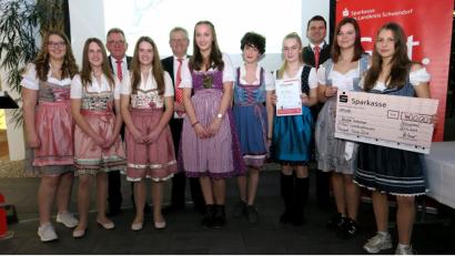 Bild: Hirsch
Die "Naschen Ameliekaner" mit Verena Heubl, Timea Lautenschlager, Sina Lautenschlager, Carolin Jacob, Johanna Illenseher, Julie Voigtländer, Annalena Hastreiter und Amelie Peris (von links) gewannen das Börsenspiel auf Landkreisebene. Sparkassenvorstand Winfried Bühner, OB Andreas Feller und Landrat Thomas Ebeling (zweite Reihe von links) gratulierten.