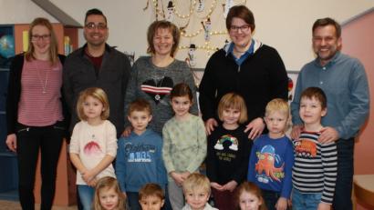 Bild: lk
Mit 575 Euro unterstützen die JU Plößberg sowie der SV Schönkirch auch die Kindertagesstätte in Beidl. Im Bild (hinten von links) Anja Birkner und Michael Haubner von der JU, Tanja Ruckdäschel, Leiterin der Kita mit Stellvertreterin Theresa Hofmann und SV-Vorsitzender Toni Härtl mit Kindern der Tagesstätte.