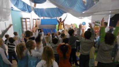 Bild: hai
Mit einem Mitmachkonzert mit Rainer Wenzel endet das Winterfest in der evangelischen Kindertagesstätte am Birkenweg „Lebendiges Lernen erleben“.