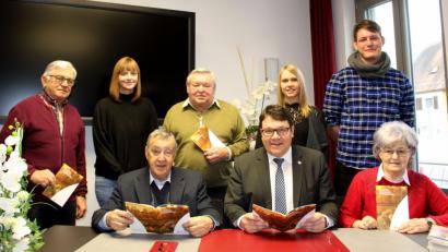 Bild: Hirsch
Den neuen Seniorenwegweiser präsentierten die Vertreter des Seniorenbeirats, Bürgermeister Thomas Falter und sein Mitarbeiter Michael Weiß (rechts) sowie Julia Lehner und Nadine Pyka von der Werbeagentur.