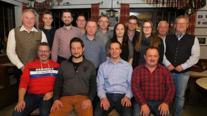Bild: Hirsch
Die „Neukirchner Blasmusik“ hat eine neue Führung. Das Bild zeigt sitzend von links: Andreas Schlosser, Simon Ott, Stephan Graf und Gerald Bink. Stehend von links: Hans Mulzer, Lukas Mulzer, Matthias Kummeth, Josef Rester, Wolfgang Bink, Josef Zitzler, Anne Zitzler, Thomas Kummeth, Tanja Kaiser, Hans Wagner und OB Andreas Feller.