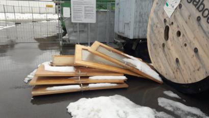 Bild: exb
Unbekannte Zeitgenossen haben diese ausgedienten Türen kurzerhand vor dem Tor des Recyclinghofes in Fuchsberg abgelegt.