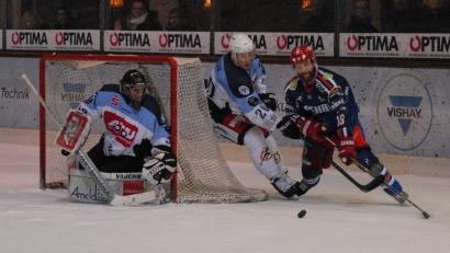 Bild: gb
Zum fünften Mal in dieser Saison steigt am Freitag in Selb das ewig junge Derby zwischen den Blue Devils Weiden und den Selber Wölfen. Die ersten drei Duelle gewannen die Weidener, das vierte am Dreikönigstag (Szene) die Oberfranken. Hier zieht Lanny Gare (rechts) an Devils-Verteidiger Adam Schusser vorbei und bezwingt Goalie Johannes Wiedemann in der Verlängerung zum 3:2.