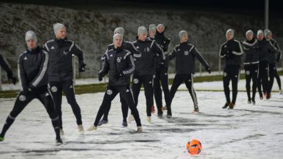 Bild: ref
Auf schneebedecktem Kunstrasen im Raigeringer Sportpark absolvierten die Spieler der DJK Gebenbach am Mittwoch Abend einige Trainingseinheiten.
