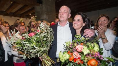 Bild: Armin Weigel/dpa
Glückliche Zeit: Joachim Wolbergs mit seiner Frau Anja nach der Stichwahl im Jahr 2014. Wolbergs war eben zum Oberbürgermeister gewählt worden.