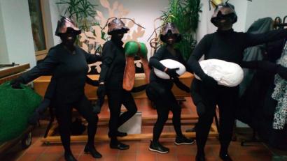 Bild: mng
Wahre „Erfolgsinsekten“: Die vierköpfige Ameisentruppe um Veronika Baur-Schmelcher, Doris Keilwerth, Agnes Wolf und Karin Waldmann, komplett schwarz gekleidet, sicherte sich bei der Maskenprämierung Platz eins.