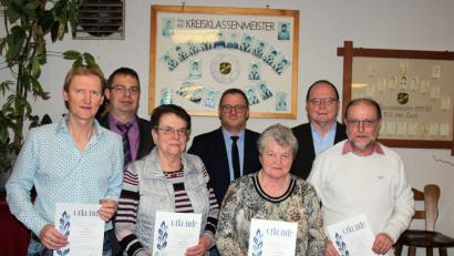 Bild: stg
Vier langjährigen Mitgliedern des TSV 1960 Kastl können die Verantwortlichen des Vereins die Urkunde persönlich überreichen.