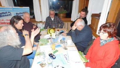 Bild: hai
Peter Krönert, Susanne Bauer, Norbert Pietsch, Dieter Kottwitz, Markus Brückner, Erich Porsch und Martina Dötsch (von links) beraten Aktionen, um die Bürger über das Volksbegehren aufzuklären.