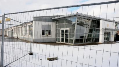 Bild: Stephan Huber
Das ehemalige Autohaus Zinkl an der B 85 ist kein besonders attraktiver Blickfang am Stadteingang. Das wird sich wohl auch in absehbarer Zeit nicht groß ändern.