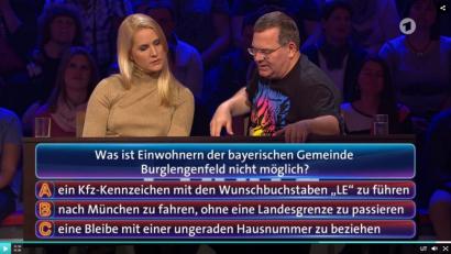 Bild: Screenshot: ARD/Wer weiß denn sowas?
Journalistin Judith Rakers und Moderator Elton rätseln, was die richtige Antwort ist.