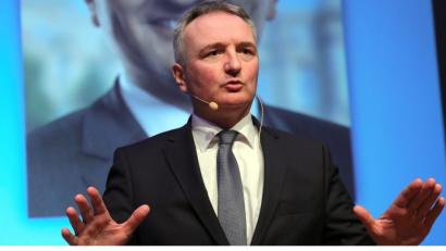 Bild: Steinbacher
Immer langsam mit dem großen Gewese rund um den 50. Geburtstag, scheint Harald Schwartz auf diesem Bild sagen zu wollen. Der Landtagsabgeordnete wird an diesem Donnerstag 50, hat aber keine Feier geplant. Die Aufnahme entstand beim Politischen Aschermittwoch der Amberger CSU im Februar 2018 im ACC.