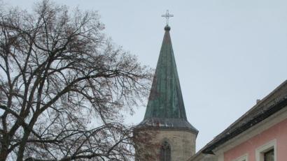 Bild: sne
Der Kirchturm der alten Pfarrkirche soll auf Antrag der CSU nachts hell bestrahlt werden. Eine Störung der Nachbarn ist dabei zu vermeiden.