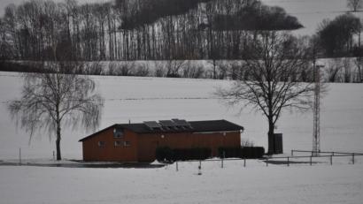 Bild: ak
Es gibt immer wieder Probleme mit der Energieversorgung des Vereinsheimes. Die vor rund drei Jahren gebaute Photovoltaikanlage musste bereits erneuert werden. Der Verein setzt im Zuge des Straßenneubaues vor allem auf den Anschluss ans Stromnetz.
