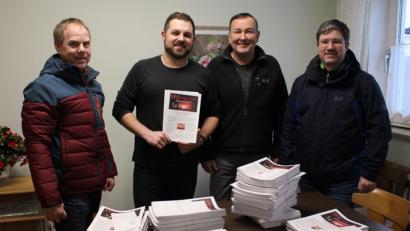 Bild: exb
Vorsitzender und Chefredakteur Sebastian Dippold mit den Austrägern Rainer Hetz, Heribert Schubert und Marco Bethmann.