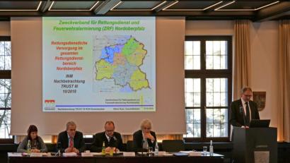 Bild: rti
ZRF-Geschäftsleiter Alfred Rast erläutert noch einmal die Empfehlung für einen Rettungswagen-Standort in Wernersreuth. Stellvertretende ZRF-Geschäftsleiterin Renate Nastvogel, zweiter stellvertretender Verbandsvorsitzender Kurt Seggewiß, Verbandsvorsitzender Andreas Meier und erster stellvertretender Verbandsvorsitzender Wolfgang Lippert (von links) lauschen seinen Ausführungen.