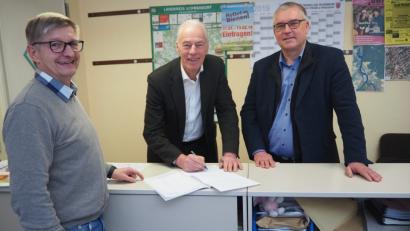 Bild: bl
Stellvertretender Landrat Arnold Kimmerl (Mitte) setzte gleich am ersten Tag in Pfreimd seine Unterschrift auf die Liste für das Volksbegehren "Rettet die Bienen". Schnell ist er zusammen mit Gerhard Deinzer, Leiter des Pfreimder Ordnungsamts (links) und Bürgermeister Richard Tischler in eine Diskussion über das Konfliktpotenzial der Initiative verwickelt.