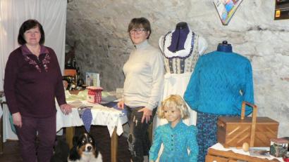 Bild: lep
Handarbeit ist etwas Faszinierendes: Dieser Ansicht sind Angelika Leipold und Bärbel Gottinger (von links), zwei der Initiatorinnen. In der Ausstellung im „Gagglhof“, bei der unter der Überschrift „Hom ma selba gmacht“ Produkte etwa aus den Bereichen Sticken, Häkeln, Nähen, Drucken, Weben und „Upcycling“ präsentiert werden.