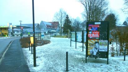 Bild: fjo
Ein einziges Plakat am zentralen Werbe-Dreieck in der Nepomukanlage bei der Autobahnkirche bleibt weiterhin kostenlos. Für mehr Werbung müssen externe Veranstalter im Grenzort ab sofort zahlen.