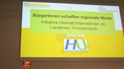 Bild: exb
Der ländliche Raum hat Zukunft. Beim 12. Zukunftsforum Ländliche Entwicklung bei der Grünen Woche in Berlin konnte Alfred Wolf die Pilotinitiative HeimatUnternehmen im Landkreis Tirschenreuth als innovativen bayerischen Ansatz in der ländlichen Entwicklung vorstellen.