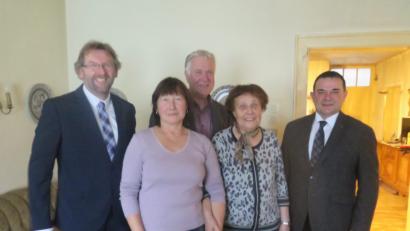 Bild: jzk
Nicht nur Tochter Gabriele (vorne links) und Sohn Elmar (hinten, Zweiter von links), sondern auch Stadtpfarrer Konrad Amschl (rechts) und zweiter Bürgermeister Hermann Schraml (links) gratulieren Helga Högl (vorne) zu ihrem 90. Geburtstag.