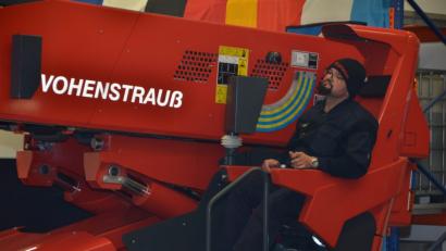 Bild: dob
Maschinist Markus Süss ist mit allen technischen Raffinessen der neuen Drehleiter vertraut.