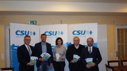 Bild: ws
Die CSU-Vorstandschaft stellte in der ersten Vorstandssitzung des Jahres wieder den neuen Programmflyer von Januar bis Juni mit interessanten Terminen vor (von links): Bürgermeister Franz Stahl, Vorsitzender Huberth Rosner, Stellvertreterin Doris Schön, 2. Bürgermeister Peter Gold und Stellvertreter Dr. Alfred Scheidler.