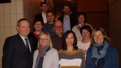 Bild: u
Dank Bertls legendärer Karpfen kann die Massenrichter CSU an die Elternsprecher der Ehenfelder Grundschule eine 1000-Euro-Spende übergeben (vorne, von links): Ortsvorsitzender Josef Luber und die Elternsprecherinnen Marina Basler, Bettina Ott und Michaela Falk; zweite Reihe (von links): Gisela Luber, stellvertretender Ortsvorsitzender Dieter Kohl und Martina Schiffl; hintere Reihen (von links): Hubert Fick, Florian Wisneth, Stadtrat Christian Gnan und Brigitte Gnan.