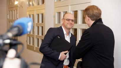 Bild: bkr
Amtsgericht Tirschenreuth. Bürgermeister Heinz Lorenz (links) begrüßt seinen Anwalt Sebastian Lehr.