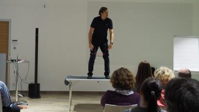 Bild: Bühner
Die Knie müssen umprogrammiert werden, sagt Thomas Eberl und zeigt eine Übung mit dem Band.