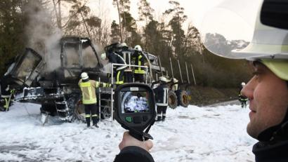 Bild: Petra Hartl
Rauchende Trümmer. Mehr ist von dem Rückezug nicht übrig, der am Donnerstag in der Vilstalstraße plötzlich in Flammen aufging.