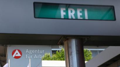 Bild: Steinbacher
Vor einem Jahr lag die Arbeitslosenquote bei 3,9 Prozent, aktuell sind es 3,4. Bei drei Prozent gehen Experten von einer Vollbeschäftigung aus. Beleg dafür sind 150 offene Stellen in Stadt und Landkreis.