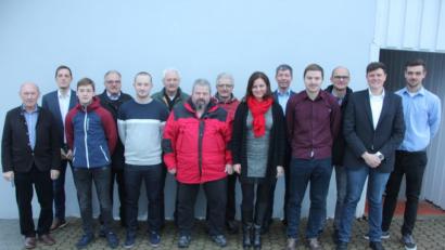 Bild: kro
Langjährige Mitglieder zeichneten die Sportfreunde bei ihrer Jahreshauptversammlung aus. Im Bild die Geehrten mit 2. Bürgermeister Karlheinz Hoyer (links) sowie den drei Vorsitzenden, Manuel Enders (Zweiter von links), Yannick Schiml (rechts) und Markus Härtl (Zweiter von rechts).