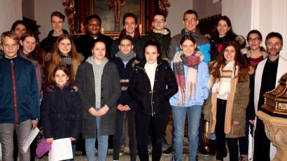 Bild: R. Kreuzer
Die Jugendlichen gehen bei der Gestaltung des ökumenischen Gottesdienstes in der evangelischen Kirche St. Dionysius neue Wege.