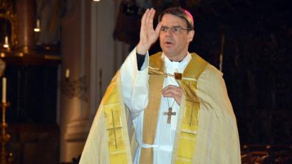 Bild: jr
Bischof Stefan Oster spendet in der Basilika in Waldsassen den Segen.